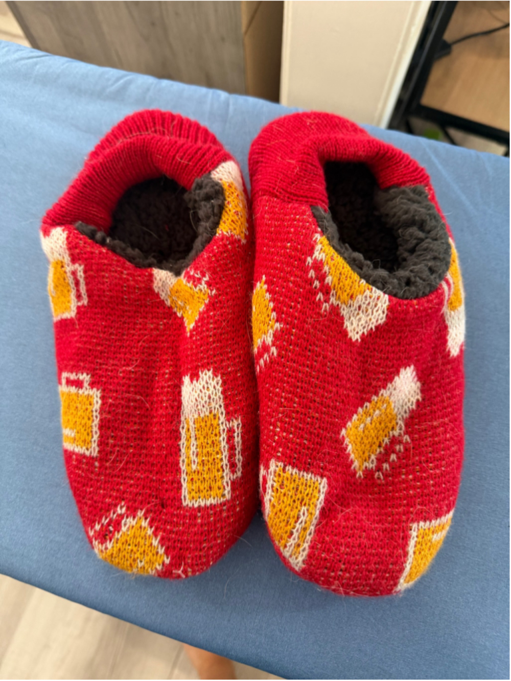 Men's Northeast Outfitters Game Day Slippers Size 8-12.5 Red Yellow